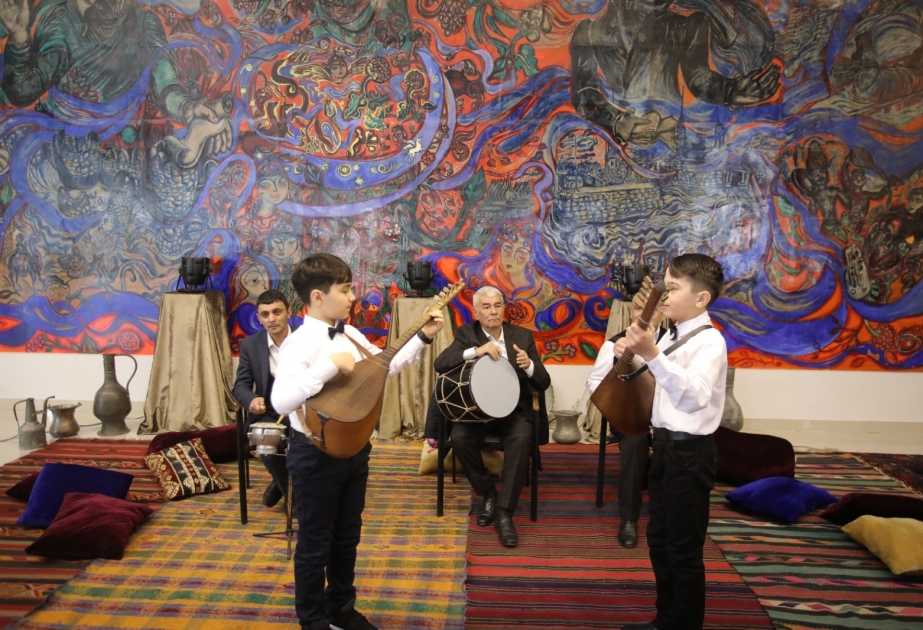 Musiqi məktəbinin sazçalanlar ansamblı Gəncə Dövlət Filarmoniyasının səhnəsində çıxış ediblər