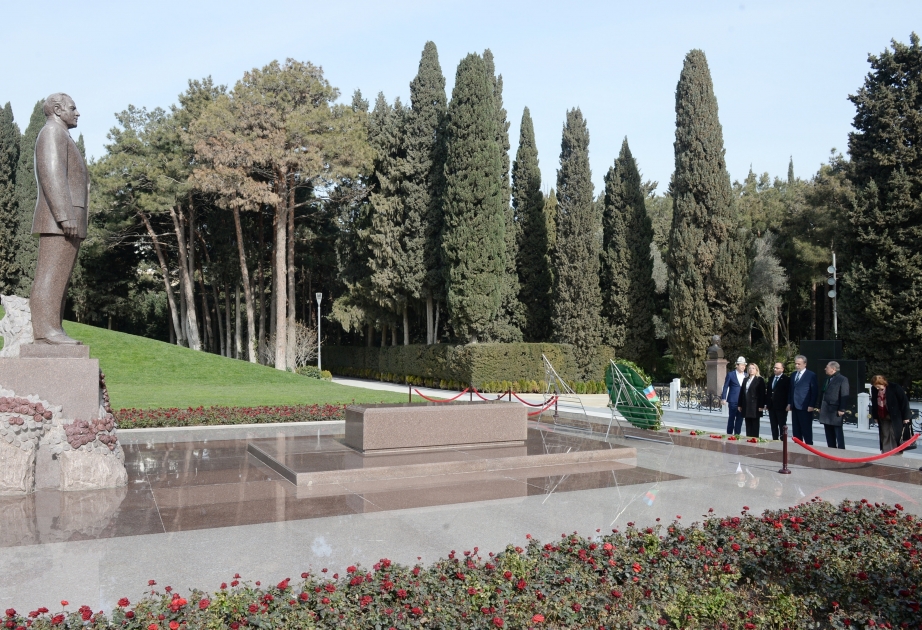 Los participantes del evento internacional honraron la memoria del gran líder Heydar Aliyev