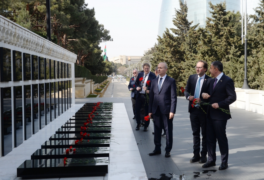 Avstriya Milli Şurasının Avstriya-Cənubi Qafqaz parlament qrupunun üzvləri Şəhidlər xiyabanını ziyarət edib