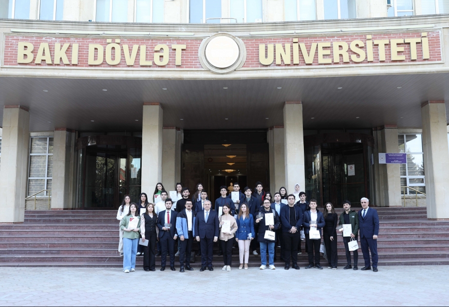 Rektor Elçin Babayev “Robotex Azərbaycan”da qalib gələn BDU komandalarının üzvləri ilə görüşüb
