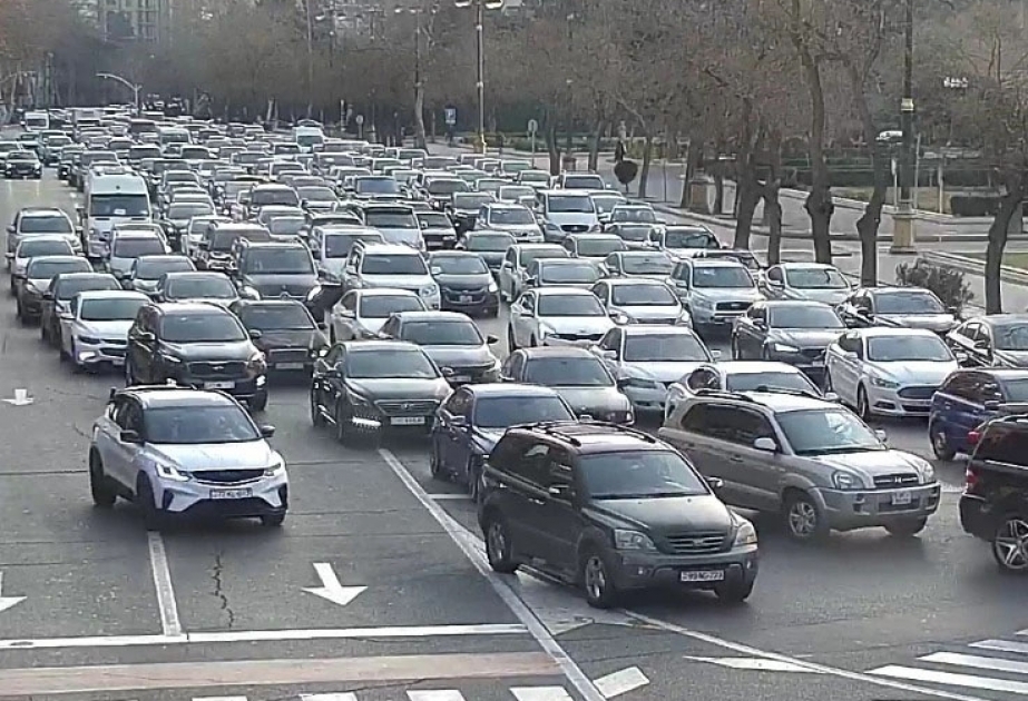 Bakının bir sıra yollarında sıxlıq yaranıb