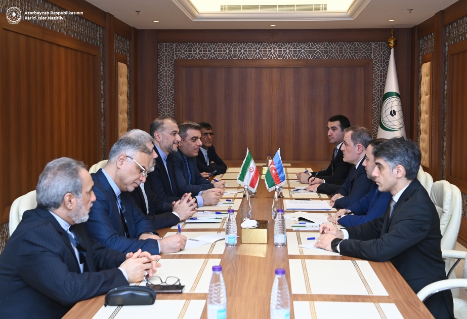 Azerbaijani, Iranian top diplomats discuss current developments in region