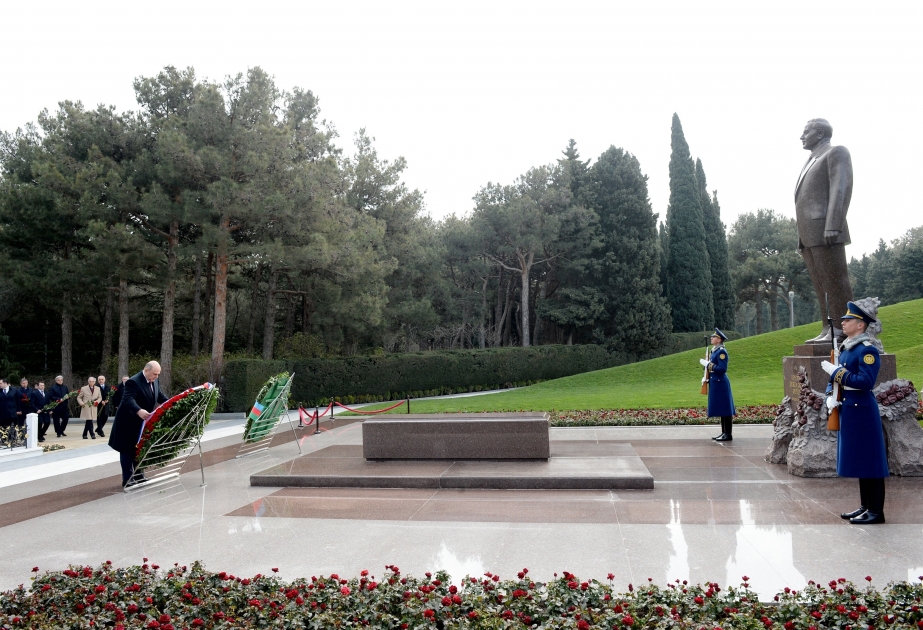 Russian PM visits grave of National Leader Heydar Aliyev