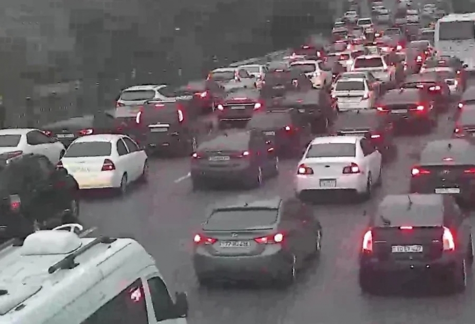 Bakının bir sıra yollarında sıxlıq yaranıb