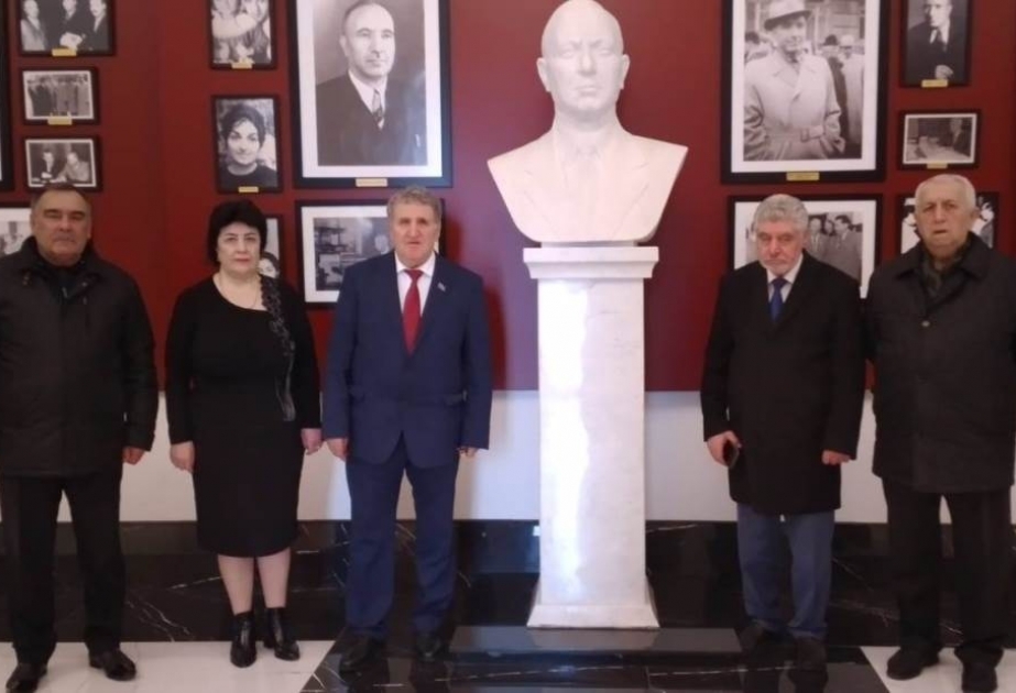 AMEA prezidenti görkəmli yazıçı Mir Cəlal Paşayevin Gəncə şəhərindəki ev-muzeyini ziyarət edib