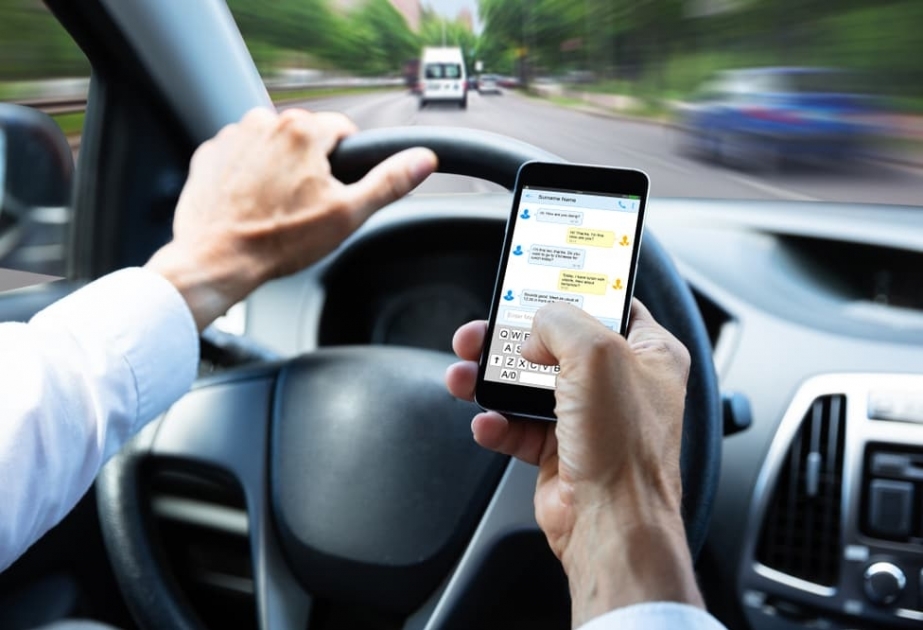 Yaponiyada sükan arxasında mobil telefondan istifadə nəticəsində baş verən qəzalar rekord həddə çatıb