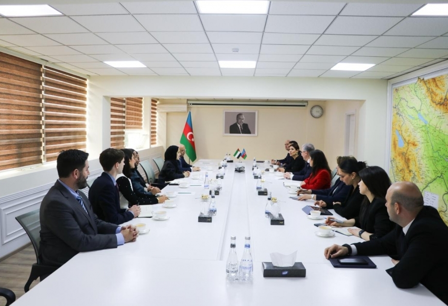Azerbaiyán y EAU debaten los preparativos para la COP29