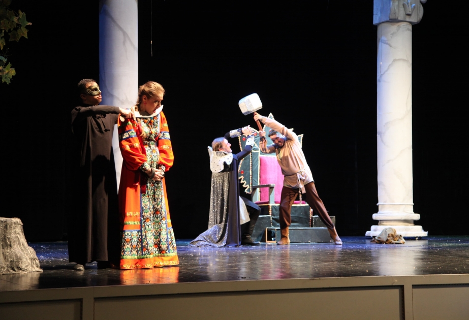 Musiqili Teatrda “İki küpəgirən qarı” tamaşasının premyerası olub