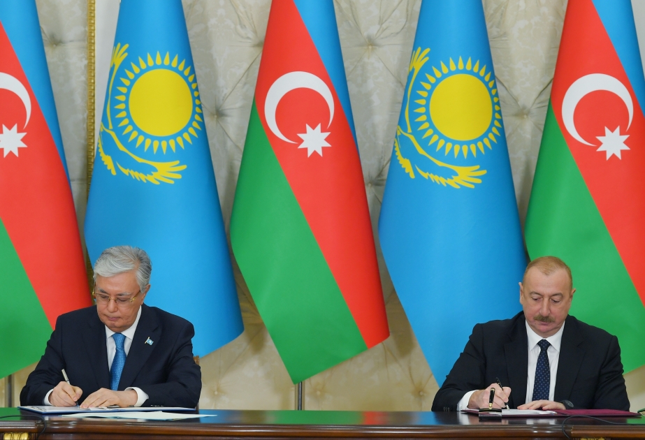 Se celebra la ceremonia de firma de documentos entre Azerbaiyán y Kazajistán
