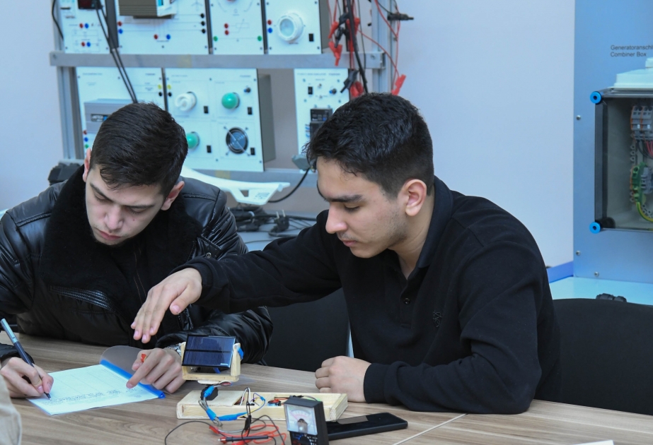 BMU tələbələri günəş panelindən daha çox enerji əldə edən qurğu hazırlayıblar