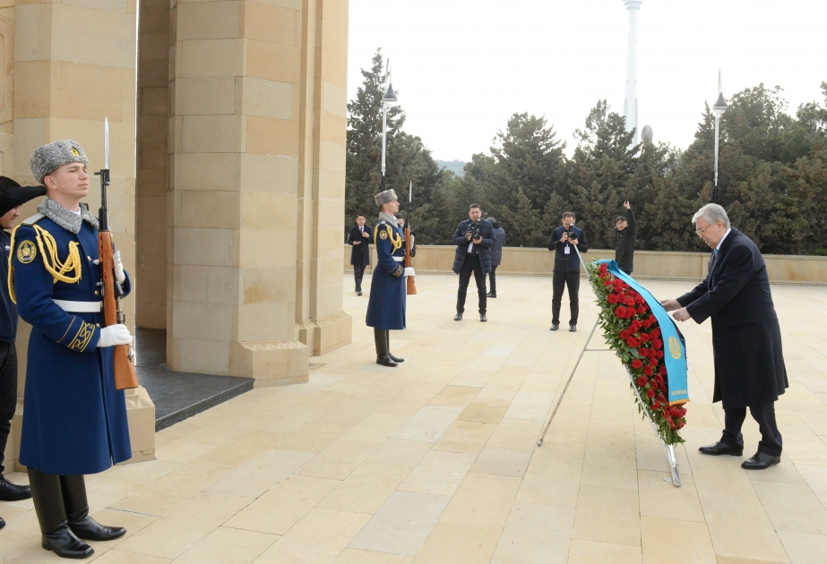 Qazaxıstan Prezidenti Kasım-Jomart Tokayev Bakıda şəhidlərin xatirəsini anıb