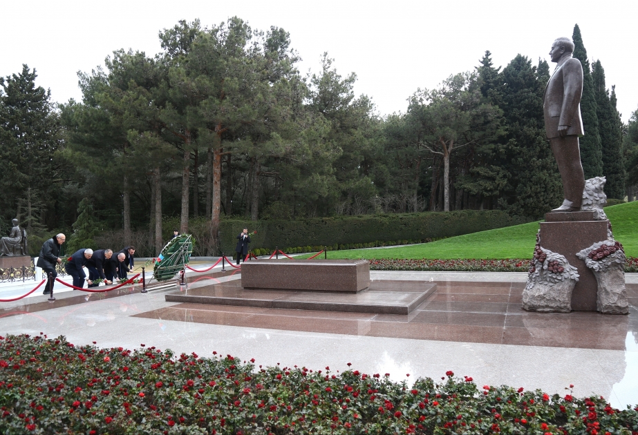 Representantes del Parlamento georgiano visitan la tumba del Gran Líder Heydar Aliyev y el Callejón de los Mártires
