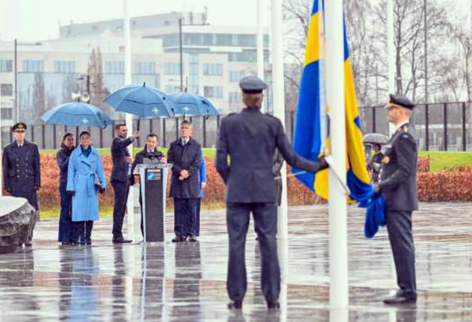 La bandera sueca se iza en la sede de la OTAN
