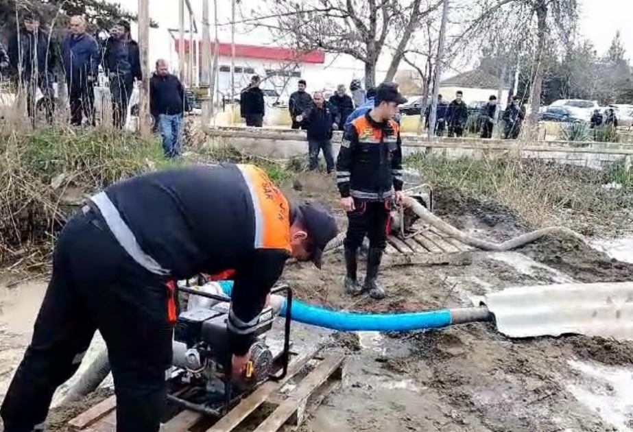 Salyan rayonunun Qarabağlı kəndində su basmış ərazilərdə təhlükəsizlik tədbirləri görülüb