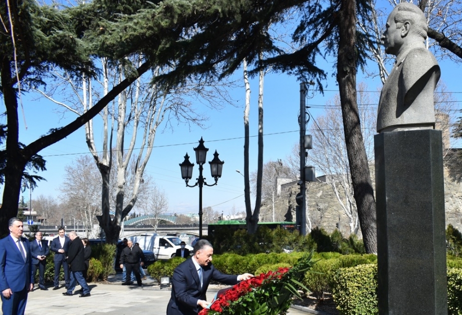 Tbilisidə Ulu Öndər Heydər Əliyevin abidəsi ziyarət olunub