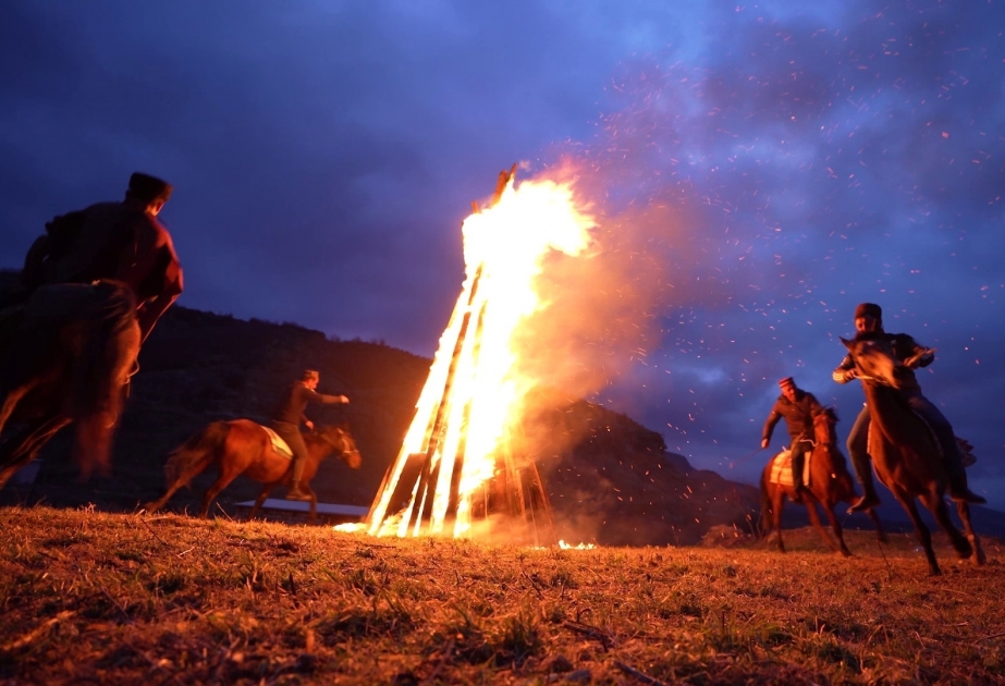 Los caballos de Karabaj galoparon alrededor de una hoguera en Malibeyli