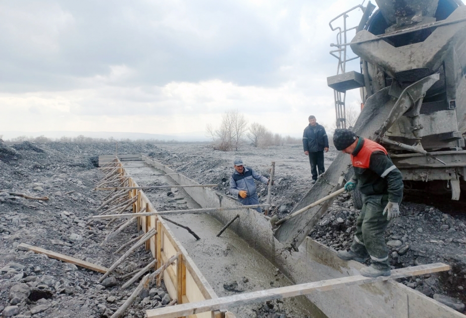 Qaxın dağ çaylarında sahilbərkitmə işləri aparılır, beton bəndlər təmir olunur