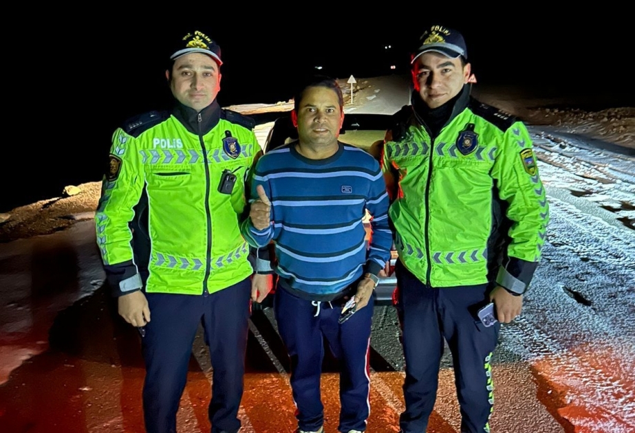 Qubada polislər çətin vəziyyətdə qalan hindistanlı turistə kömək edib