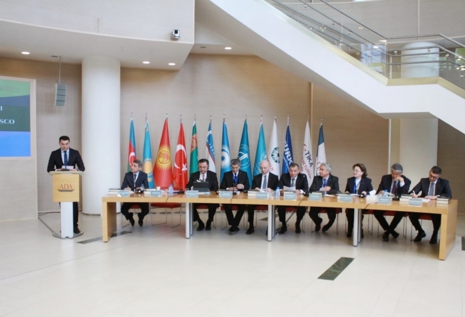 En el Instituto de Desarrollo y Diplomacia de la Universidad ADA de Bakú se celebra una conferencia sobre el patrimonio histórico y cultural del mundo túrquico