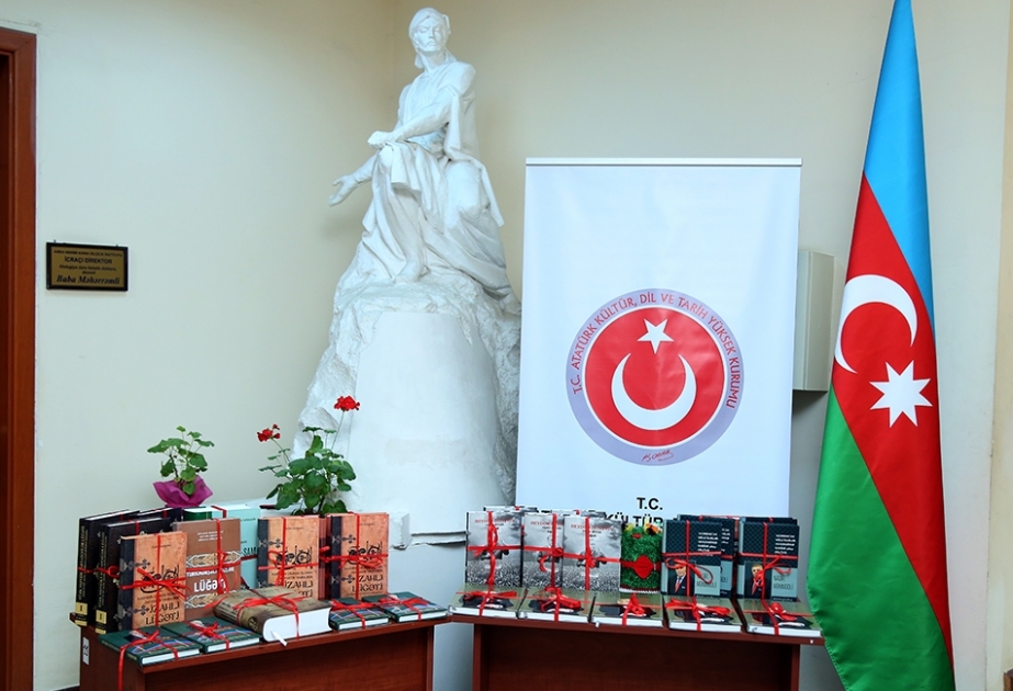 Türk Dil Qurumu Dilçilik İnstitutuna 200-ə yaxın kitab hədiyyə edib