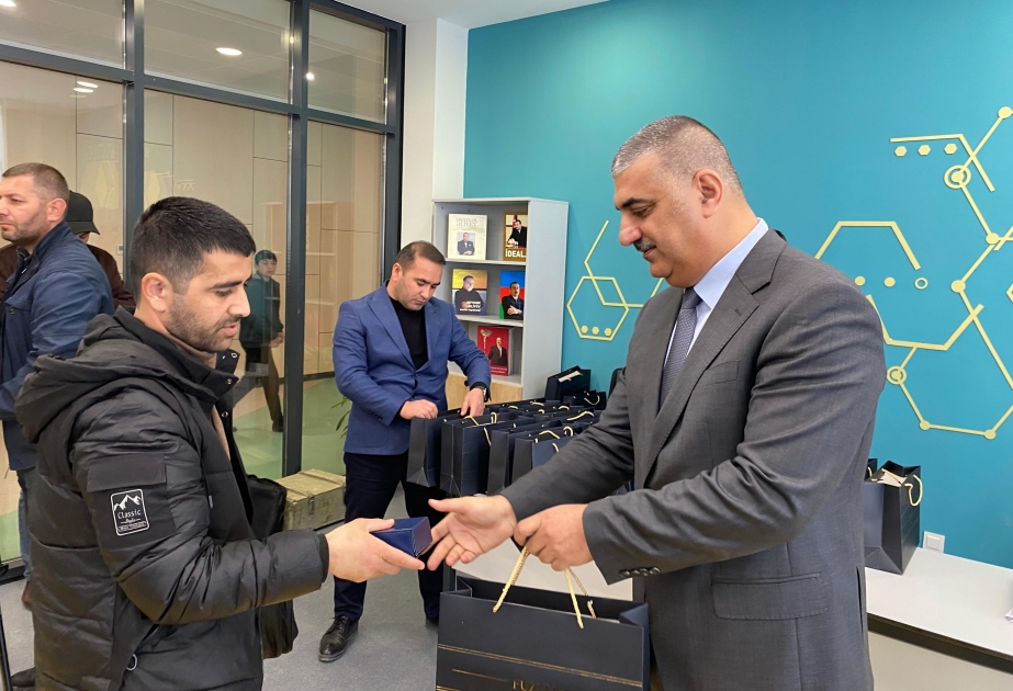 تقديم مفاتيح البيوت إلى العائلات التي أعيدت اليوم إلى فضولي المحررة من الاحتلال الأرميني