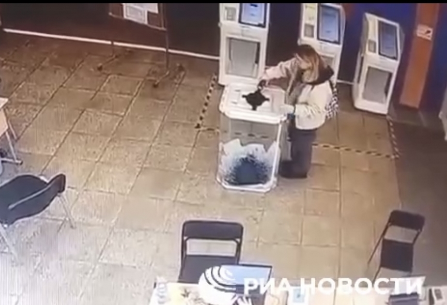 Moskvada qadın seçki qutusuna boya töküb