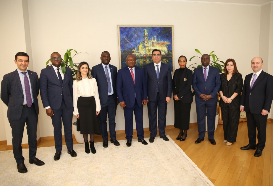 El Presidente de la Corporación Nacional de Petróleo del Congo visita la Escuela Superior de Petróleo de Bakú