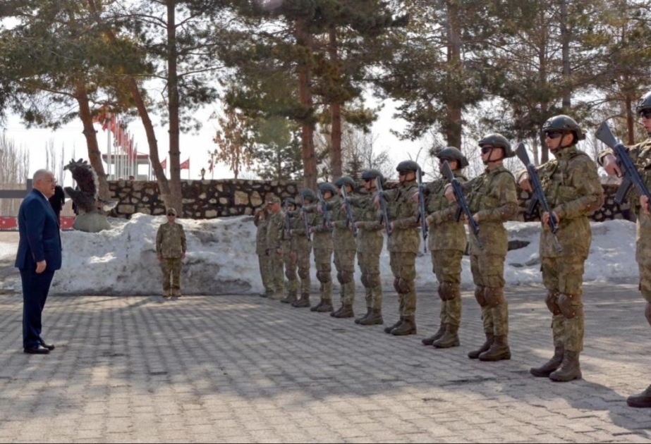 وزير الدفاع التركي يتفقد وحدات الجيش على الحدود العراقية