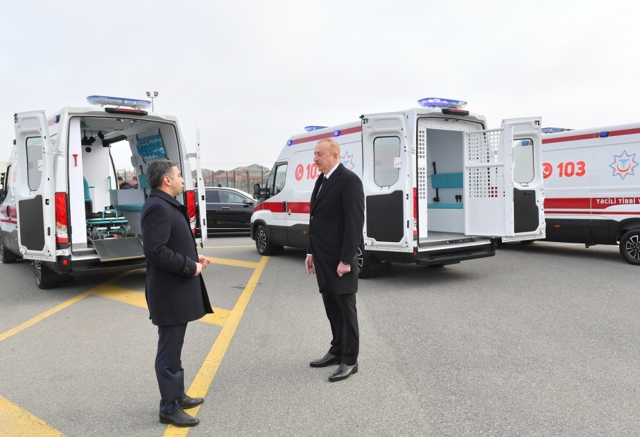 El Presidente de Azerbaiyán se familiariza con las ambulancias de última generación