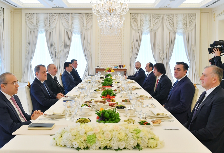 阿塞拜疆总统与格鲁吉亚总理举行扩大会晤