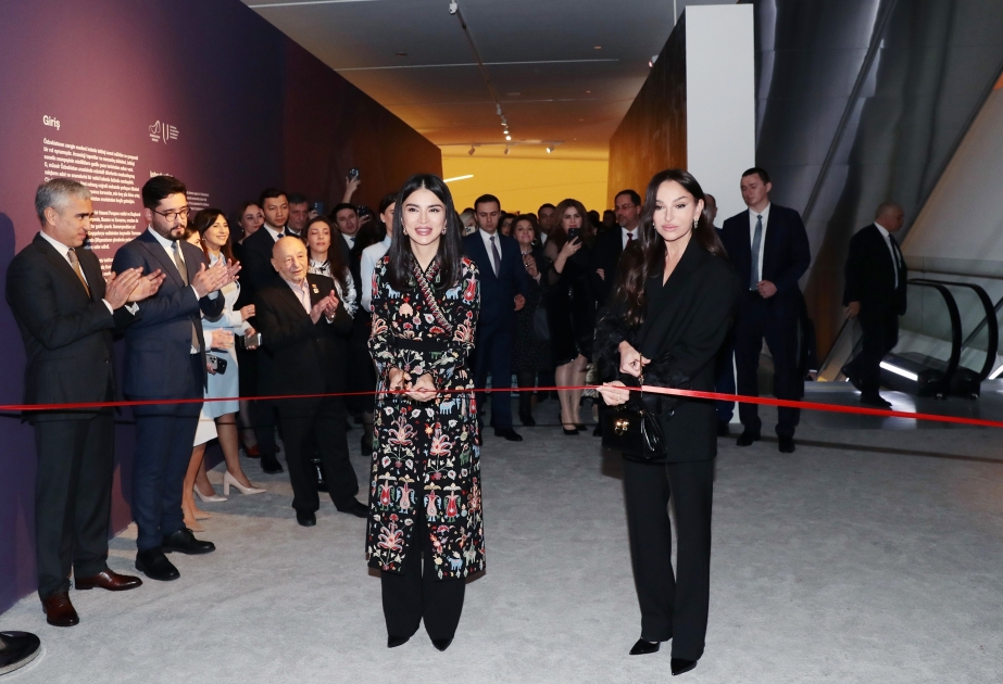 Bakou : le Centre Heydar Aliyev accueille une exposition intitulée « Le patrimoine dans les points de nœud : un voyage à travers les traditions de la broderie et de la couture ouzbèkes » La première vice-présidente azerbaïdjanaise Mehriban Aliyeva et l’assistante du président ouzbek Saida Mirzioïeva assistent à la cérémonie d’ouverture VIDEO