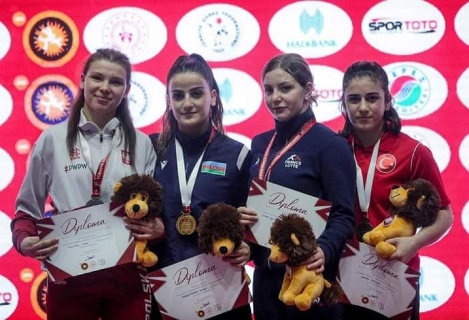 La luchadora de Azerbaiyán gana una medalla de oro en Türkiye