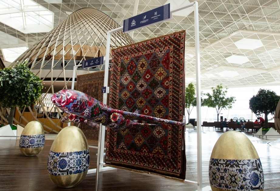 La magia de Novruz en el aeropuerto de Bakú: alfombras, aviones y símbolos nacionales