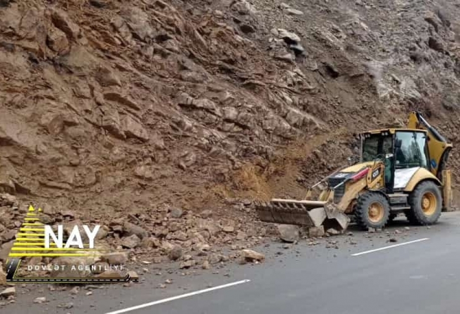 Ordubad rayonunun Pəzməri kəndinə gedən dağ yolunda uçqun olub