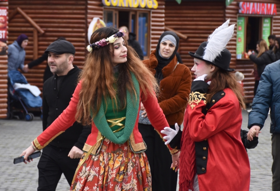 Bir əlində xonçası, açıb gülün qönçəsi... – FOTOREPORTAJ