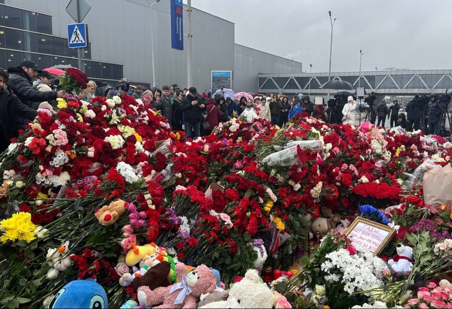 Moskva sakinləri “Crocus City Hall”da terror aktı qurbanlarının xatirəsini anırlar - FOTOREPORTAJ VİDEO
