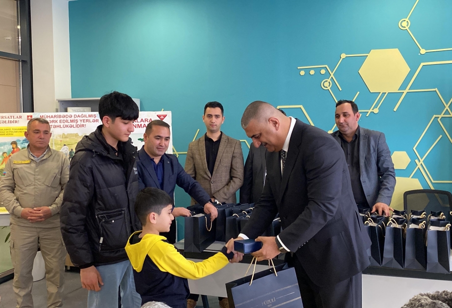 تقديم مفاتيح البيوت إلى العائلات التي أعيدت اليوم إلى فضولي المحررة من الاحتلال الأرميني