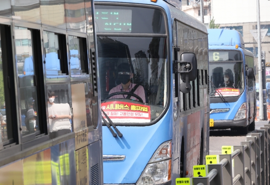 Les conducteurs d'autobus syndiqués à Séoul entament une grève générale