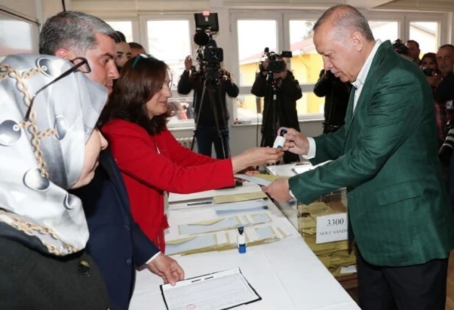 President Erdogan casts ballot in Türkiye's local elections, encourages people to come out and vote