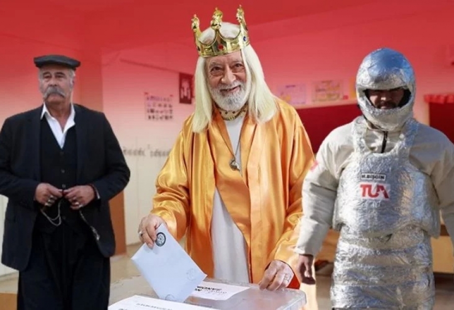Kimi kral və kosmonavt geyimində, kimi də tutuquşu ilə səs verdi - Türkiyədən maraqlı görüntülər