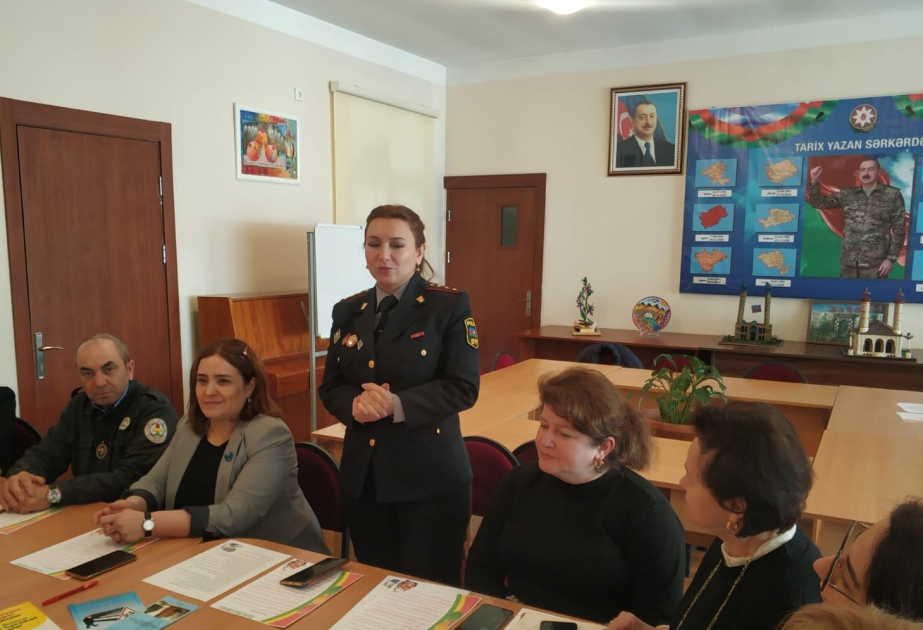Valideynlərlə “Biz nümunə olaq!” adlı dəyirmi masa keçirilib