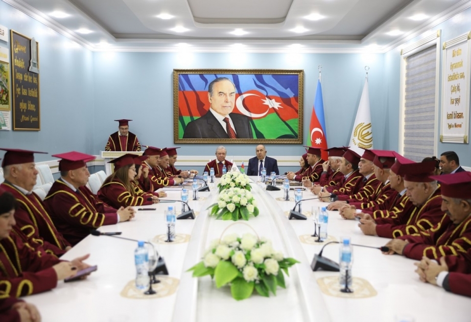 Akademik Vaqif Abbasova GDU-nun fəxri doktoru diplomu təqdim olunub