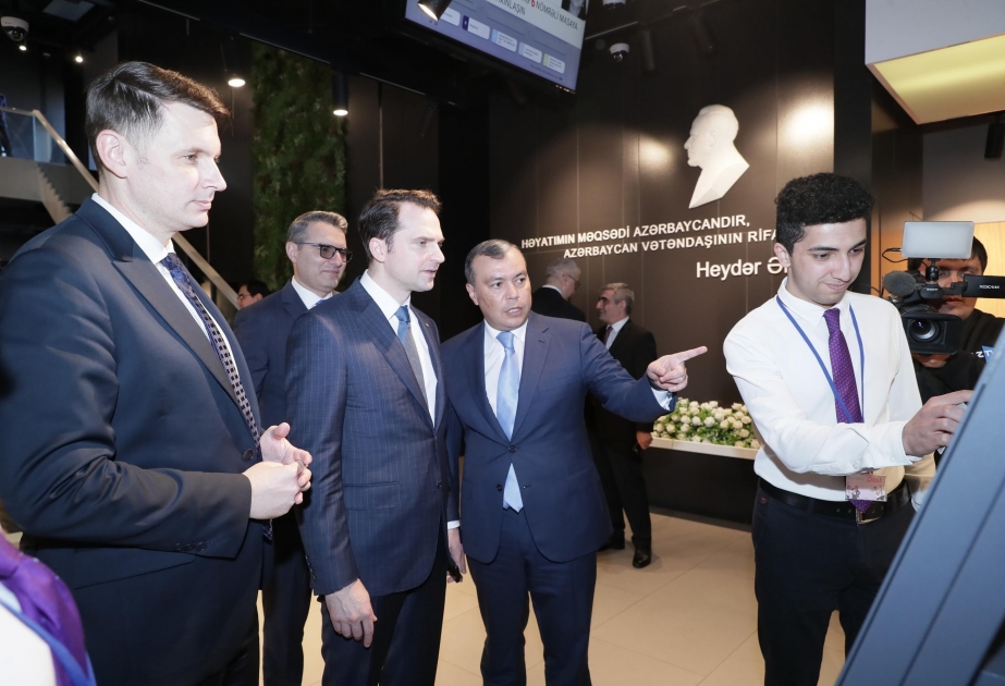 Una delegación encabezada por el Ministro de Energía de Rumanía visita el Centro "DOST"