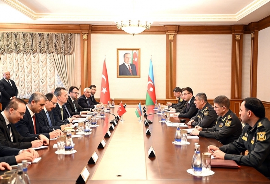阿塞拜疆国防部长会见土耳其总统办公厅国防委员会主席率领的代表团