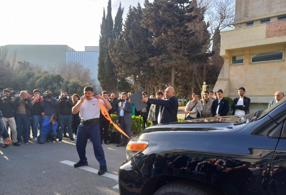 Azerbaijani strongman shatters world record