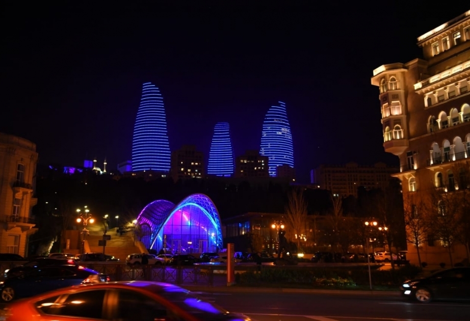 Памятники архитектуры и известные здания Баку подсвечены синим цветом