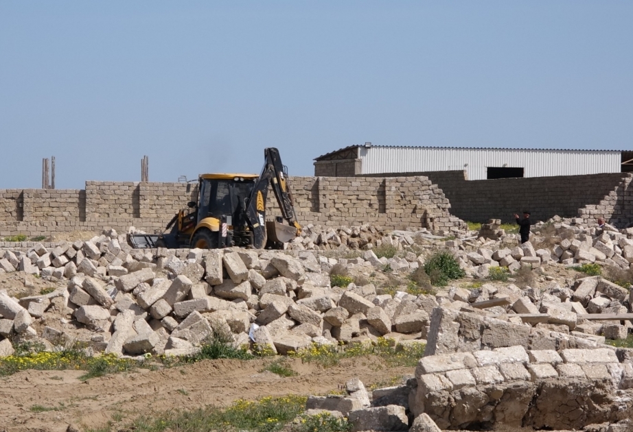 Xəzər rayonunda qanunsuz tikililər sökülüb