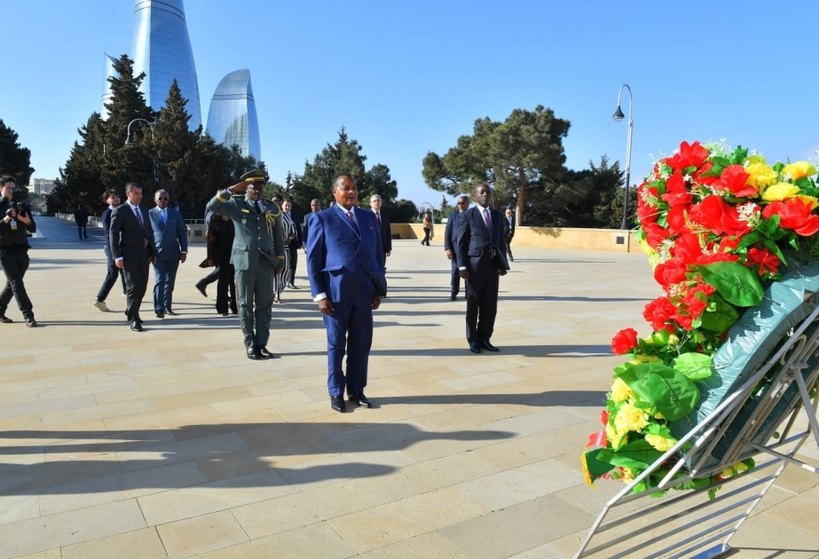 Le président congolais visite l’Allée des Martyrs à Bakou