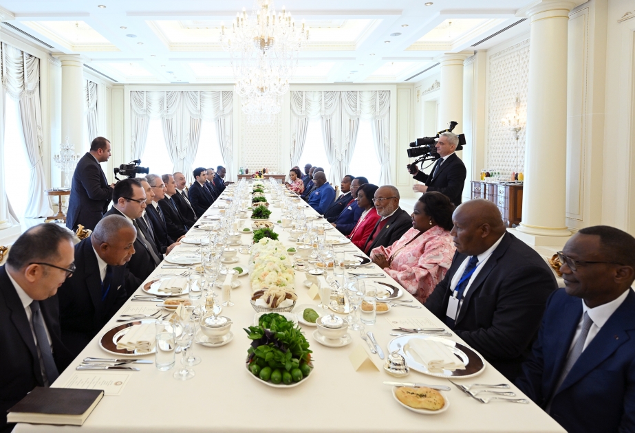 От имени Президента Азербайджана дан официальный обед в честь Президента Конго ВИДЕО