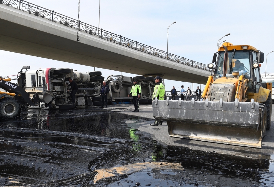 Metronun “Koroğlu” stansiyası yaxınlığında yük maşını aşıb, avtomobillərin hərəkətinə məhdudiyyət tətbiq edilib YENİLƏNİB VİDEO